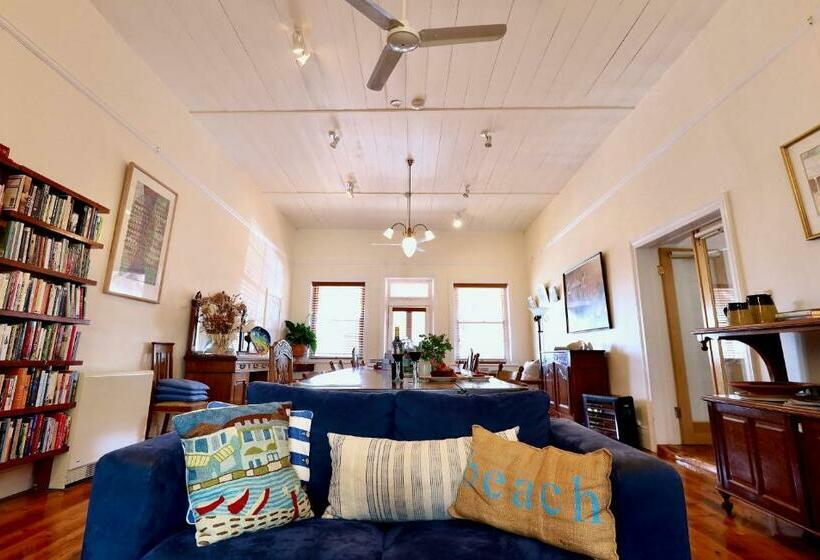 پانسیون Grey Masts, Robe