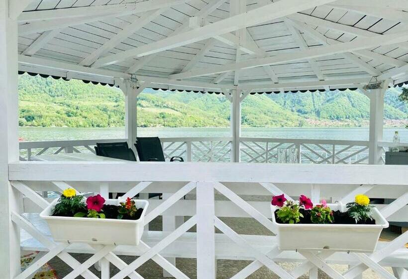 پانسیون Noah River House