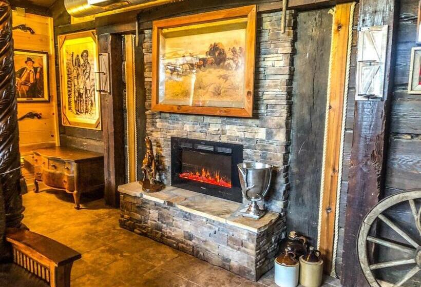 فندق Samantha S Timber Inn