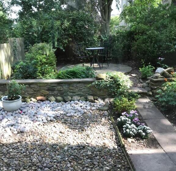 تختخواب و صبحانه Darceys In The Yard