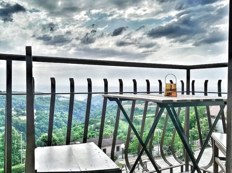 مبيت وإفطار Villa Belvedere Langhe