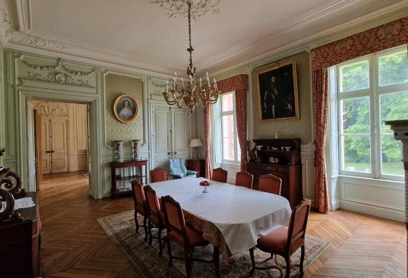 ベッドアンドブレックファースト Château De Montpatey