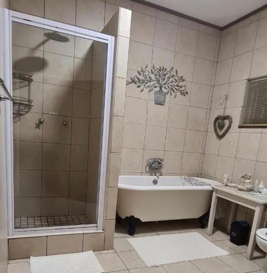 تختخواب و صبحانه Kliprand Guest House