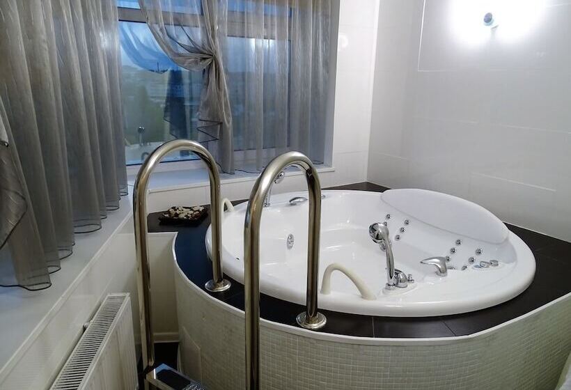 Ramada Hotel & Suites By Wyndham Alabuga