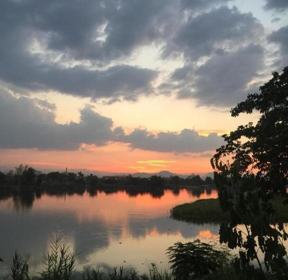 تختخواب و صبحانه Home By The Bridge