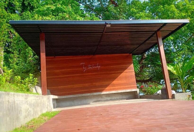 تختخواب و صبحانه Home By The Bridge