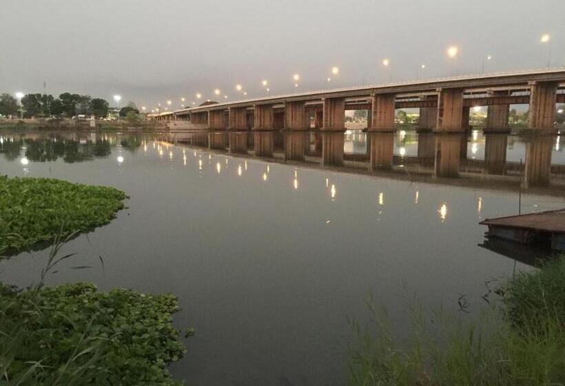 تختخواب و صبحانه Home By The Bridge