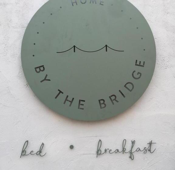 تختخواب و صبحانه Home By The Bridge