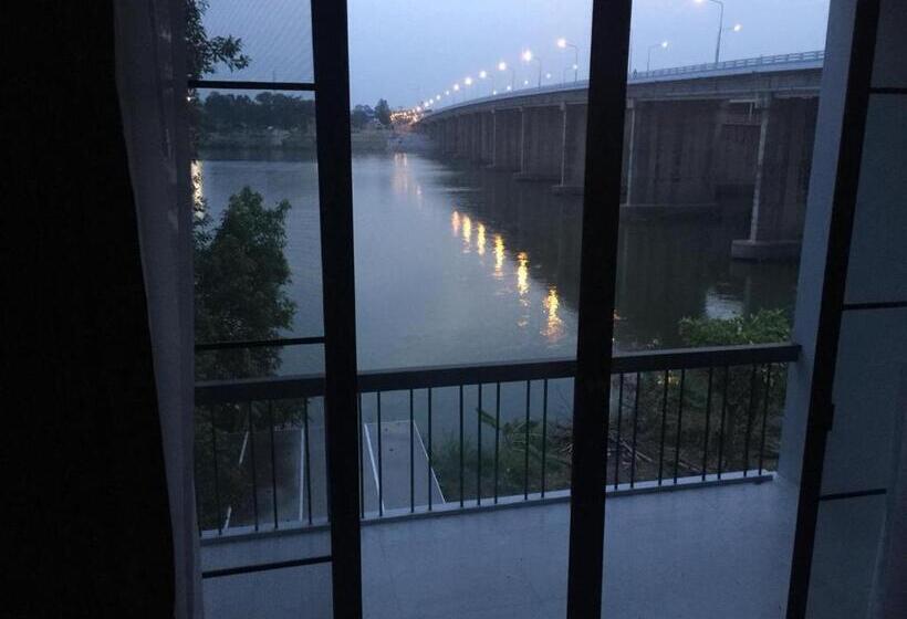 تختخواب و صبحانه Home By The Bridge