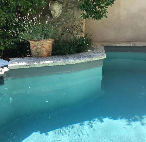 住宿加早餐  La Maison Blanche Uzès