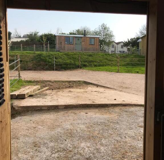 Отель Willowbank Shepherds Hut