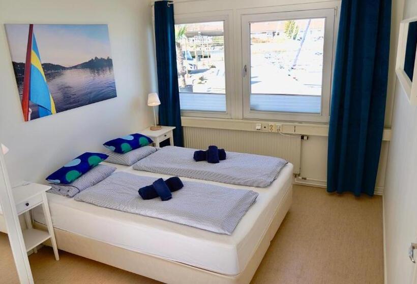 Henåns Hostel In The Marina
