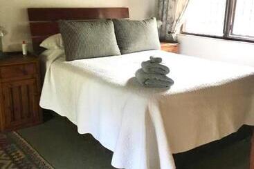 تختخواب و صبحانه Du Barry Guest House