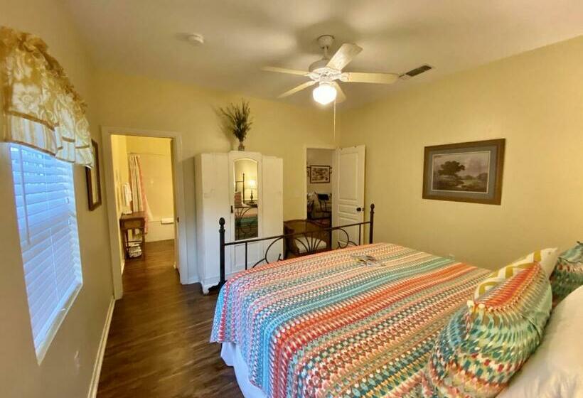Bed and Breakfast Comal Inn