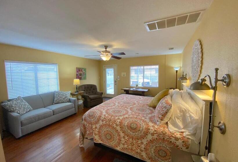 Bed and Breakfast Comal Inn