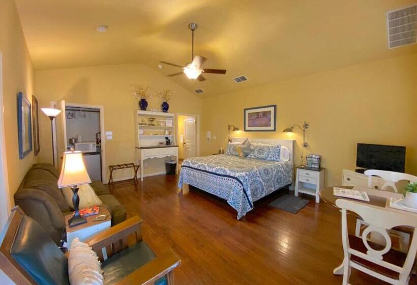 Bed and Breakfast Comal Inn