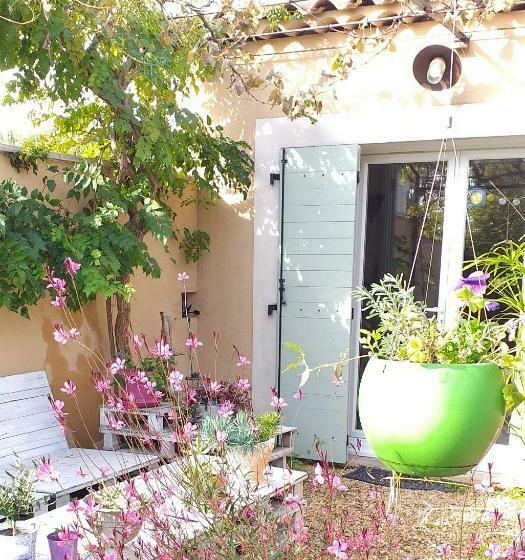住宿加早餐  Cocon Provençal   T1 25m2   Sdb   Terrasse Privée & Accès Piscine à Saint Chamas