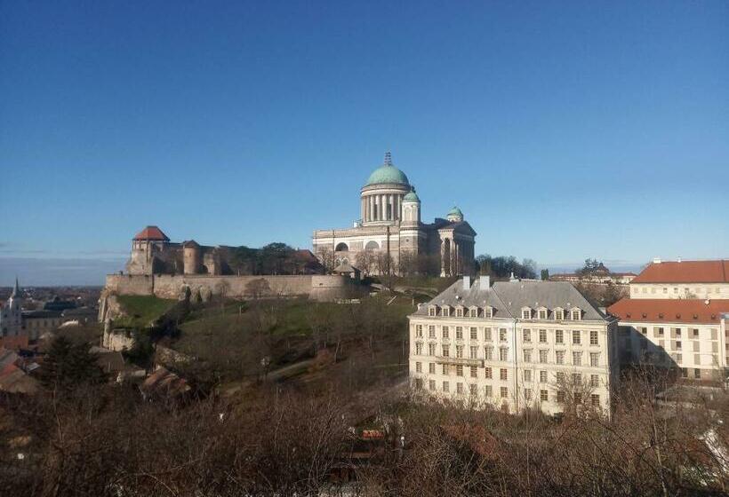 فندق صغير Esztergom Central