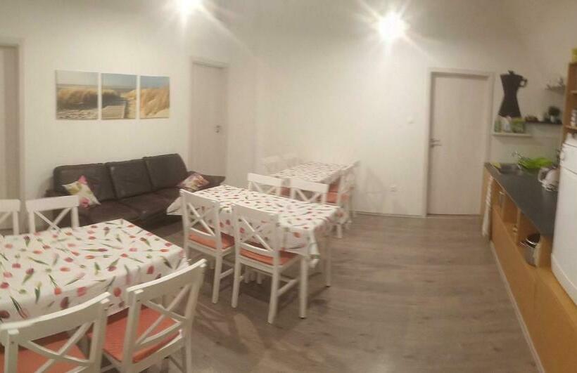 فندق صغير Esztergom Central