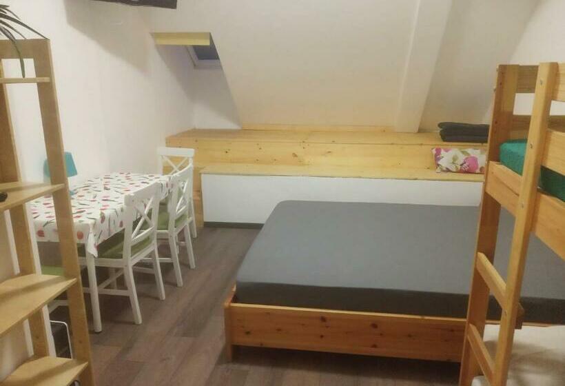 فندق صغير Esztergom Central