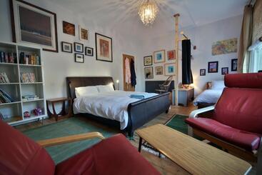 تختخواب و صبحانه The Green House Guest House