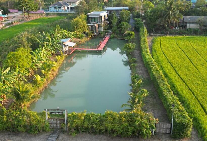 هتل Falik Farm Stay
