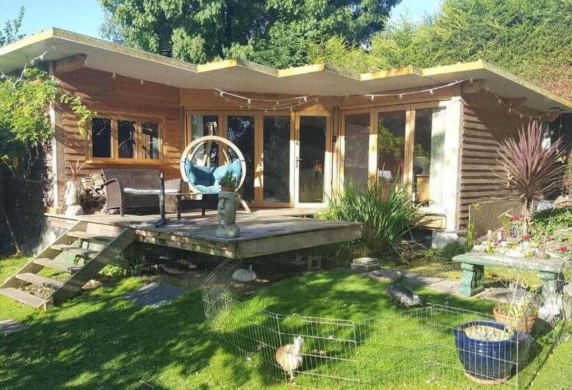 پانسیون The Base Vegan Retreat Animal Sanctuary