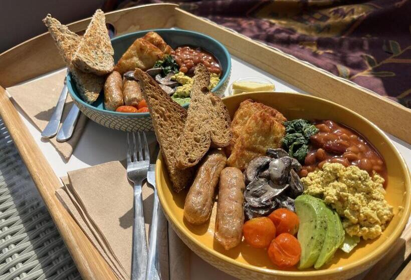 پانسیون The Base Vegan Retreat Animal Sanctuary