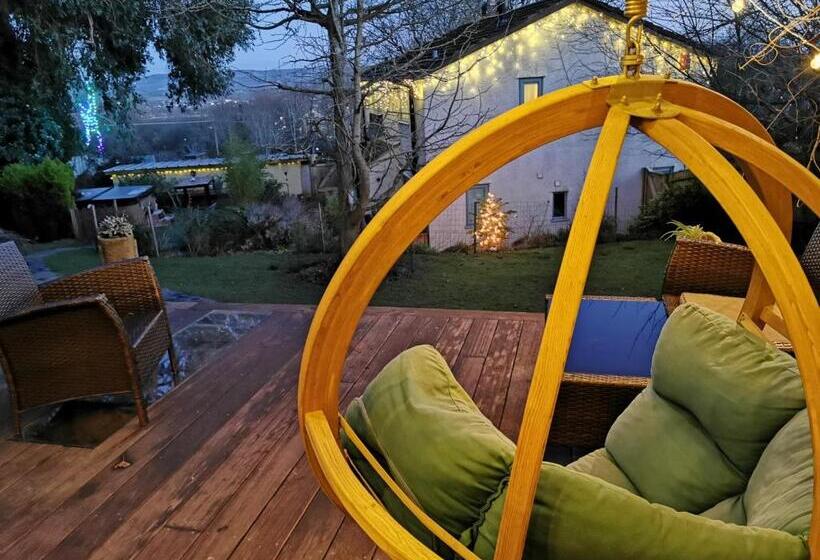 پانسیون The Base Vegan Retreat Animal Sanctuary