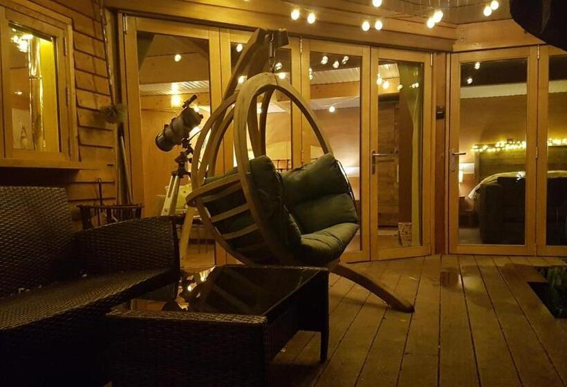 پانسیون The Base Vegan Retreat Animal Sanctuary