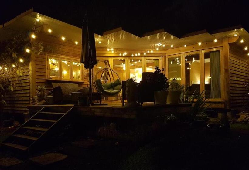پانسیون The Base Vegan Retreat Animal Sanctuary