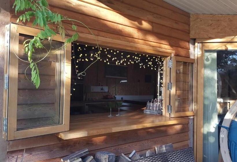 پانسیون The Base Vegan Retreat Animal Sanctuary
