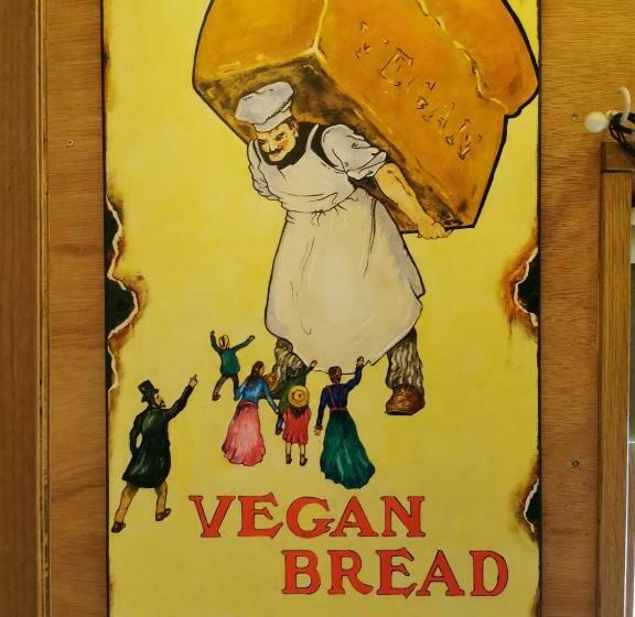 پانسیون The Base Vegan Retreat Animal Sanctuary