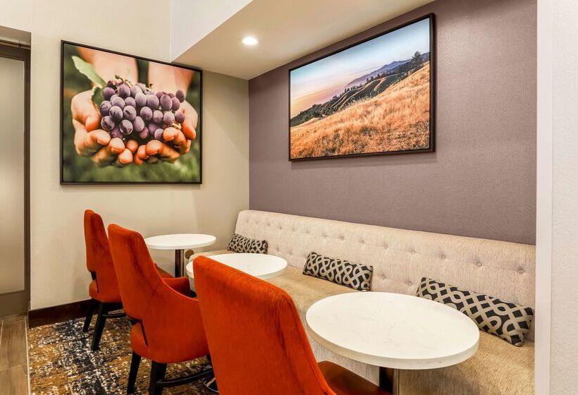 Hampton Inn & Suites Windsor  Sonoma Wine Country