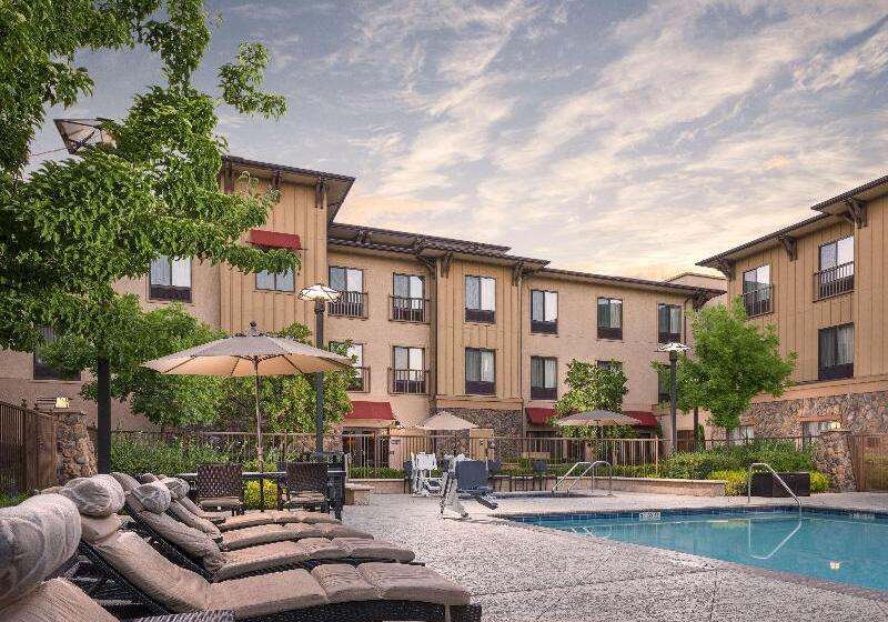 Hampton Inn & Suites Windsor  Sonoma Wine Country