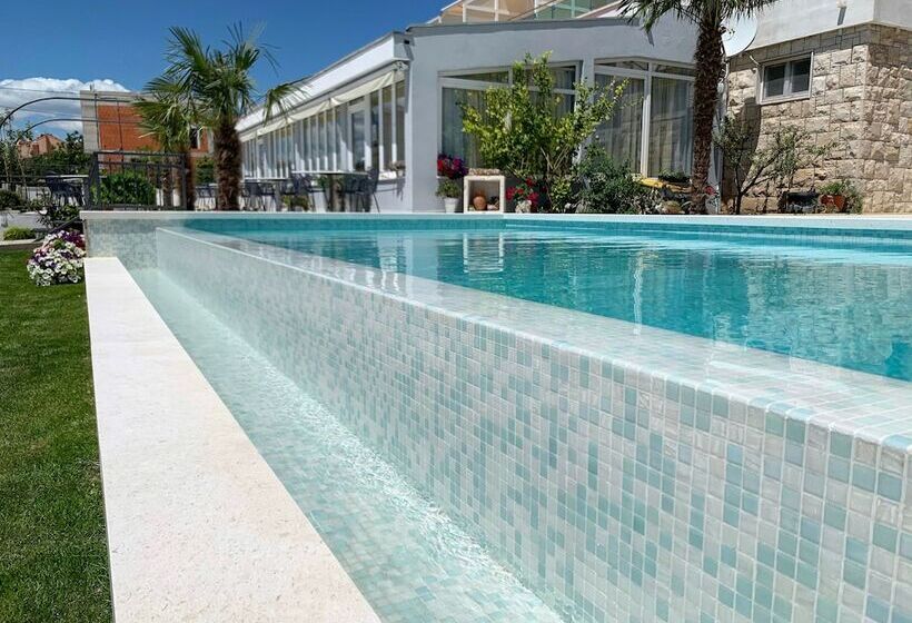 مسافرخانه Villa Pitomcia