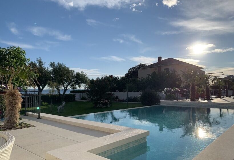 مسافرخانه Villa Pitomcia