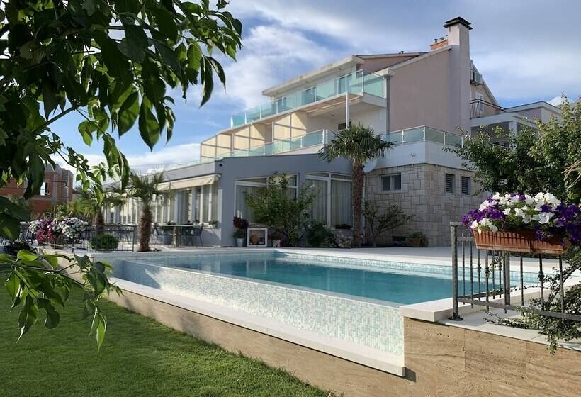 مسافرخانه Villa Pitomcia