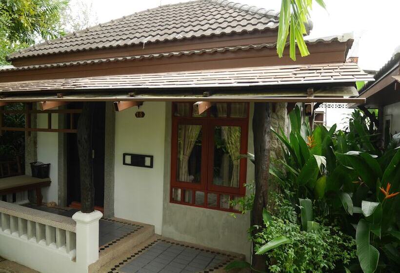 هتل Bangtao Beach Chalet Resort