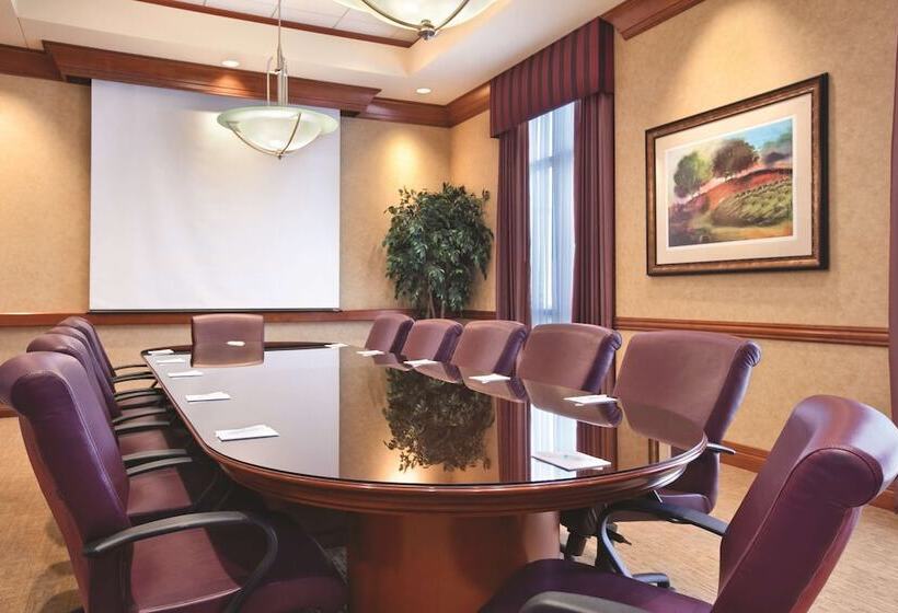 فندق Embassy Suites By Hilton At Hot Springs Convention Center