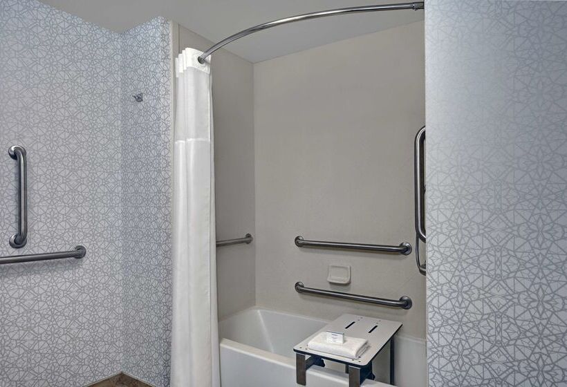 هتل Hampton Inn Bath
