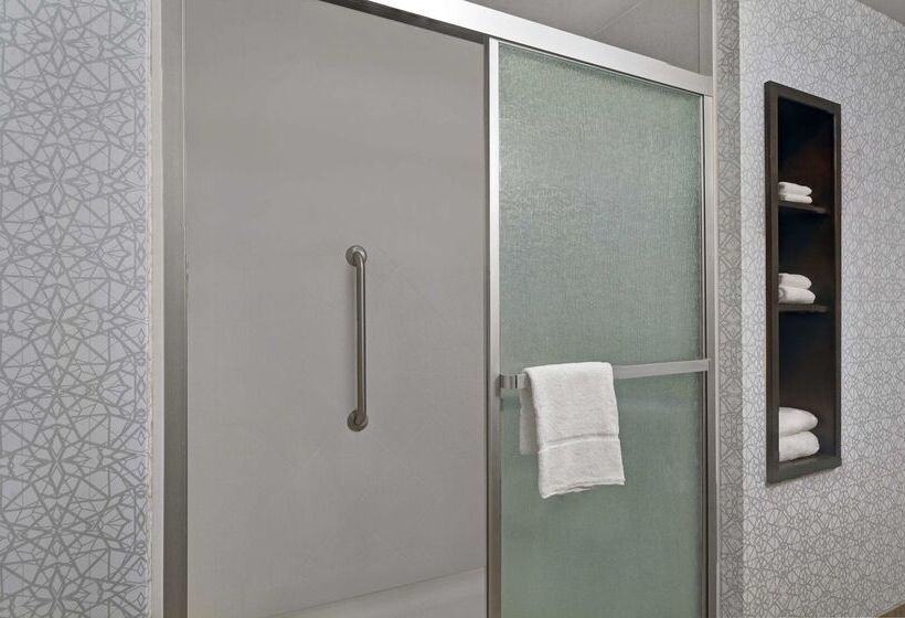 هتل Hampton Inn Bath