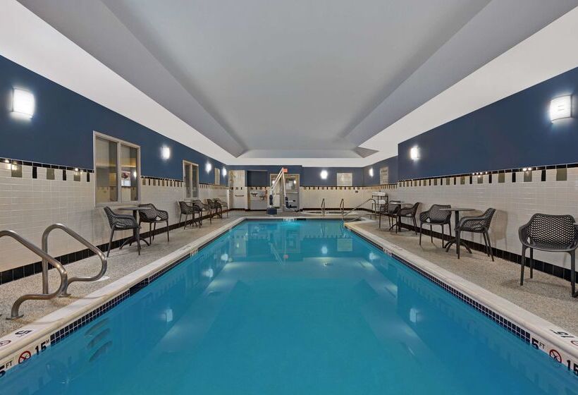 هتل Hampton Inn Bath