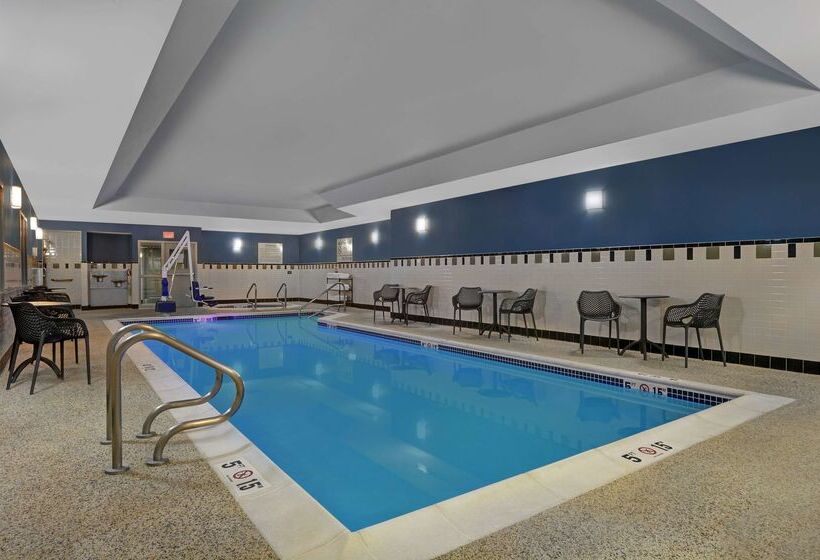 هتل Hampton Inn Bath