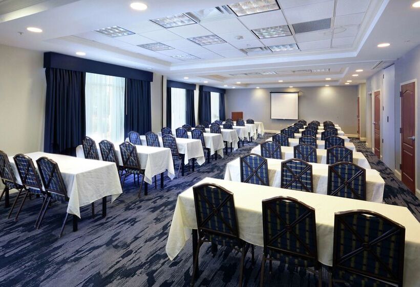 فندق Hampton Inn & Suites Clinton  I26