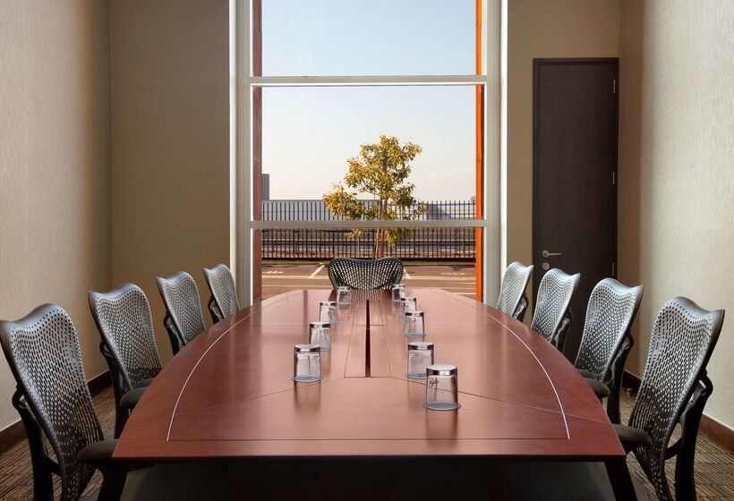 هتل Hilton Garden Inn Santiago Airport