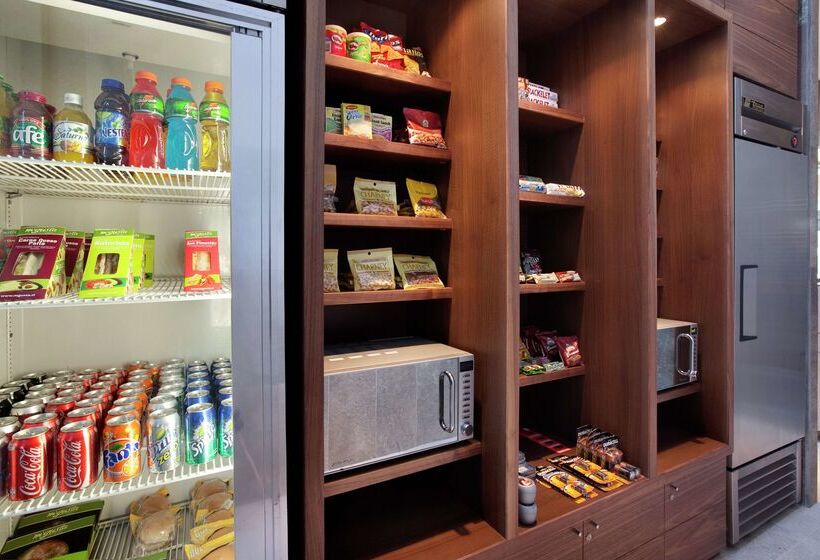 هتل Hilton Garden Inn Santiago Airport