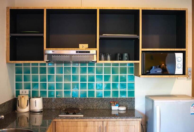 هتل Kamala Beachfront Apartment