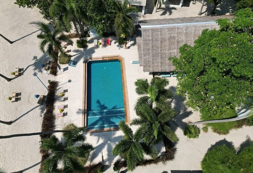 هتل Lime N Soda Beachfront Resort