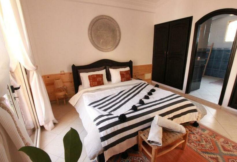 هاستل Chernaki Surf Experience